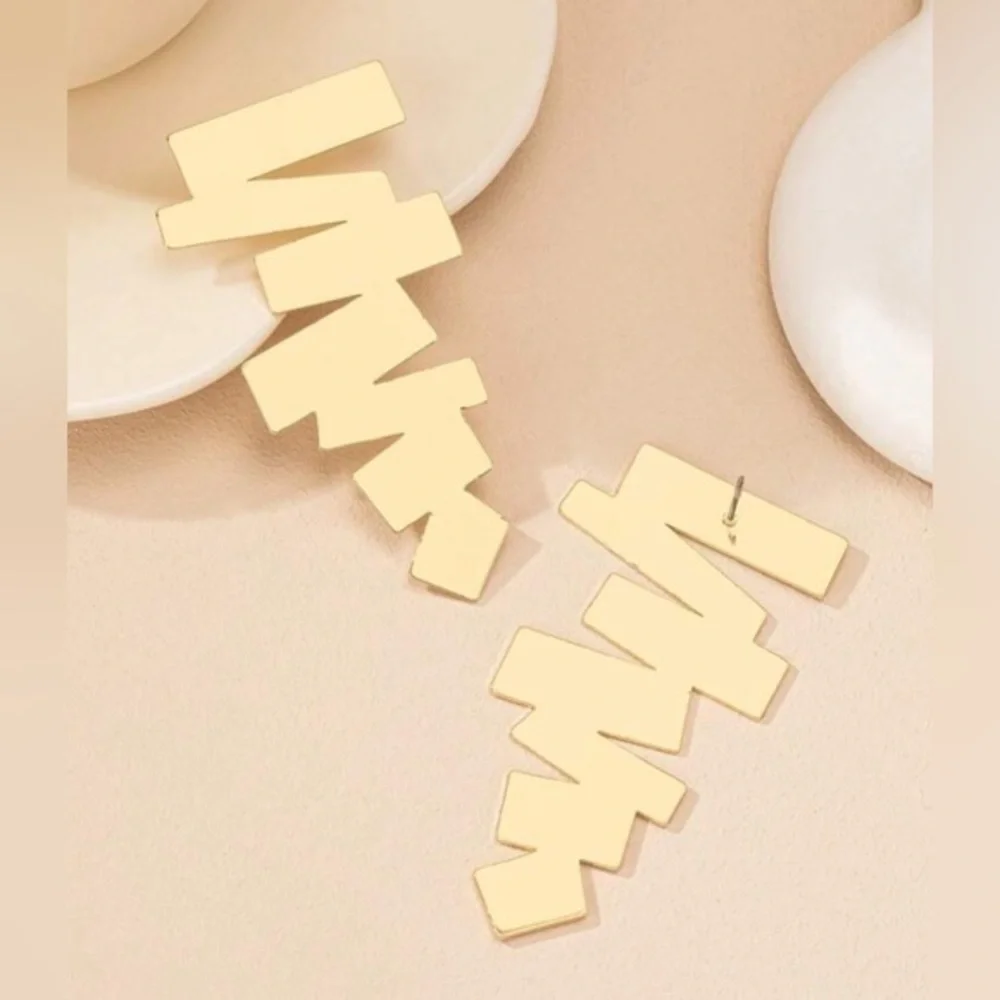 ✨NWT Asymmetrical Geometric Retro zigzag Statement reflective earrings - gold - Picture 3 of 6